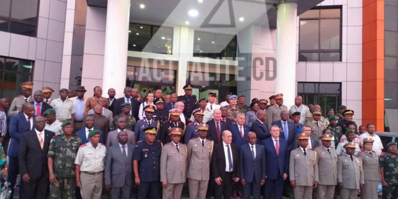 Visite de Jean-Yves Le Drian, ministre français des affaires étrangères avec les officiers au centre de hautes études de stratégie et de défense à Kinshasa/Ph Will Cleas Nlemvo