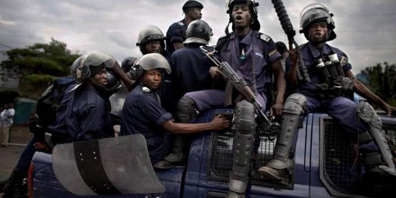 Des policiers à bord d'un pick - up à Kinshasa / DR 