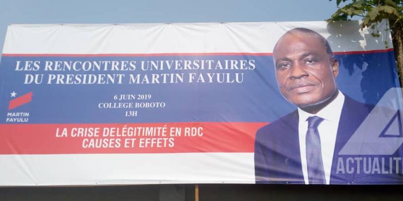 Banderole à l'occasion de la rencontre entre Martin Fayulu et des étudiants