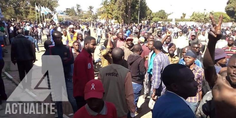 Les militants de l'UDPS devant le boulevard du 30 Juin à Lubumbahsi