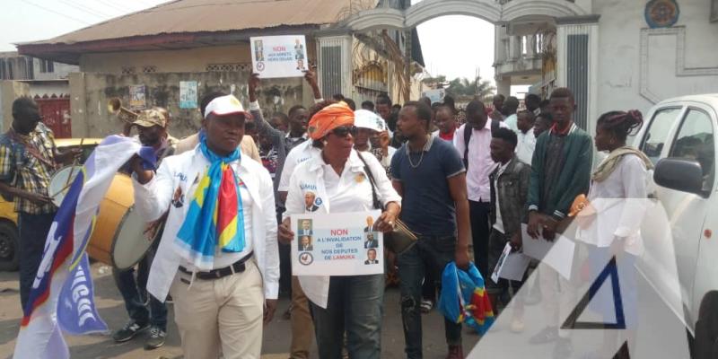 Chérubin Okende en train de marcher avec des militants