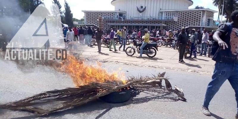 Les militants de l'UDPS devant l'Assemblée provinciale du Haut-Katanga pendant la manifestation