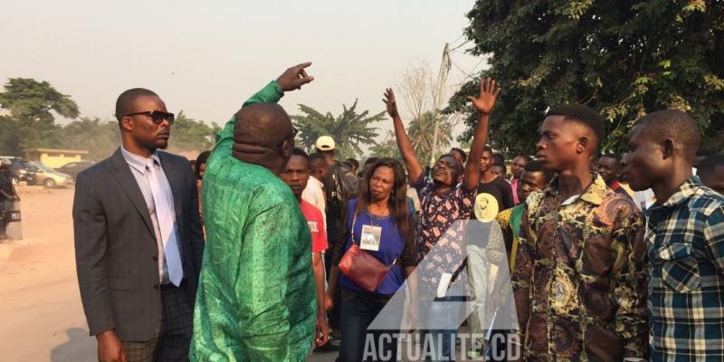 Jacques Djoli en vert, s'adressant aux militants de l'opposition devant la Cour constitutionnelle/Ph Christine Tshibuyi ACTUALITE.CD