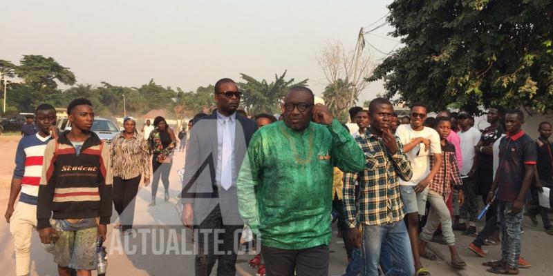 Jacques Djoli en vert, s'adressant aux militants de l'opposition devant la Cour constitutionnelle/Ph Christine Tshibuyi ACTUALITE.CD