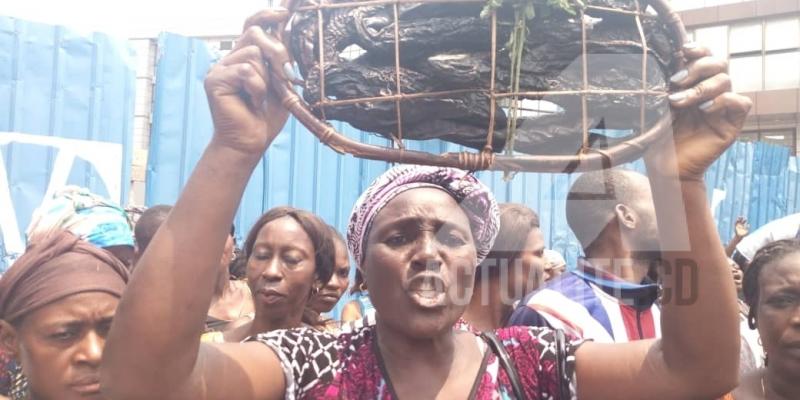 Kinshasa : près de 200 femmes ont manifesté contre la vente du marché de l’ex ONATRA