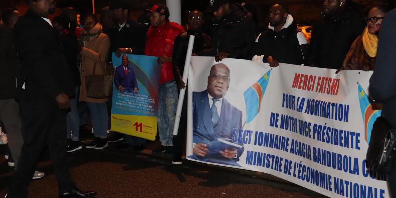 Les militants attendent l’atterrissage de Félix Tshisekedi à Paris Le Bourget