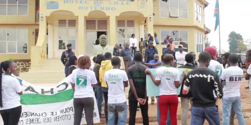 Les jeunes manifestants devant l'hotel de ville de Butembo