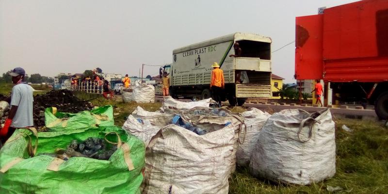 Ramassage des déchets plastiques sur la rivière Kalamu par Clean Plast RDC