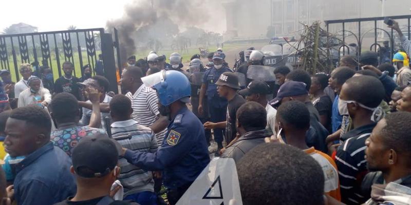 Manifestants aux abords du Palais du peuple à Kinshasa