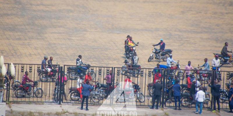 Les militants de l'UDPS manifestant devant le Palais du peuple/Ph ACTUALITE.CD