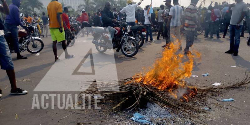 Les militants de l'UDPS manifestant devant le Palais du peuple/Ph ACTUALITE.CD