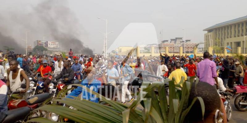 Les militants de l'UDPS manifestant devant le Palais du peuple/Ph ACTUALITE.CD