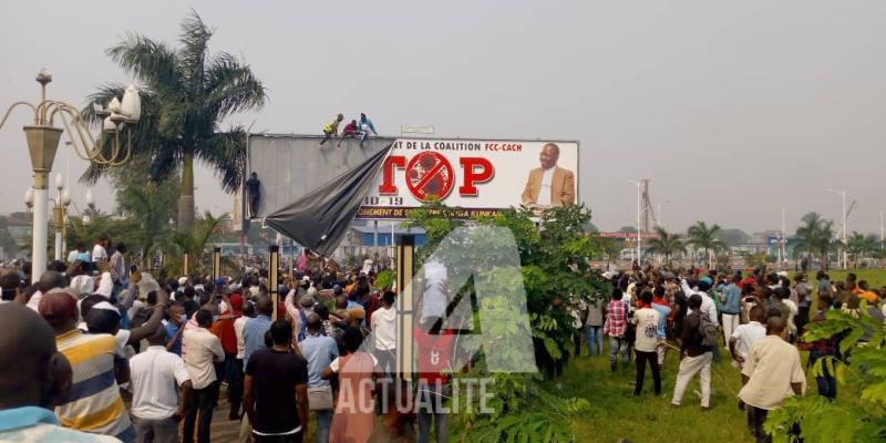Les militants de l'UDPS devant le panneau portant effigie du premier ministre au palais du peuple. Photo ACTUALITE.CD.