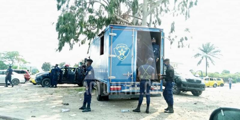 Un fourgon de la Police aux alentours du Palais du peuple. Ph. ACTUALITE.CD