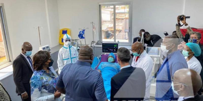 Félix Tshisekedi visitant les malades à Kinshasa. Ph. Christine Tshibuyi