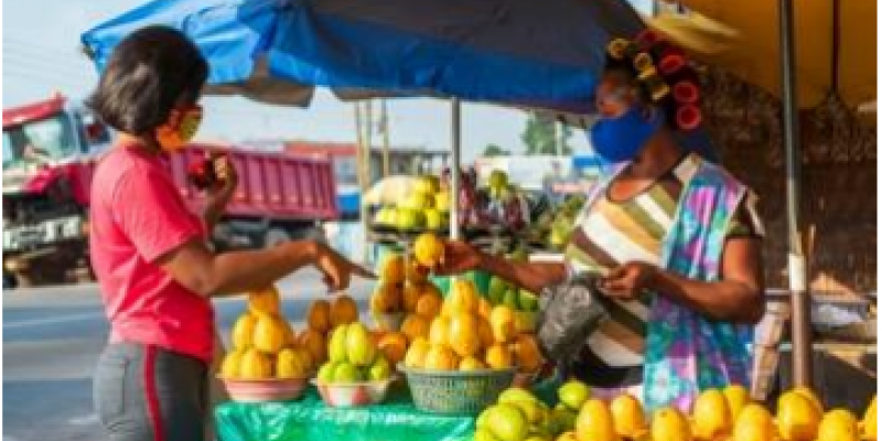 Des étalages d'une vendeuse des fruits à Kinshasa/Ph Target