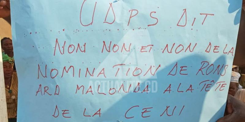 Des combattants en sit-in devant la CENI à Kanga/Ph. Sosthène Kambidi