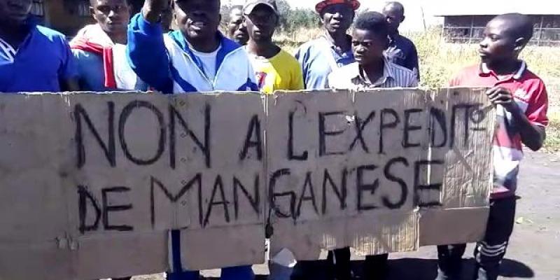 Quelques travailleurs de Kisenge Manganèse en pleine manifestation