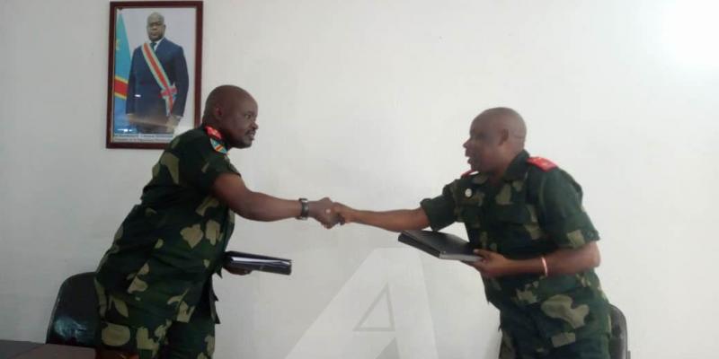 Cérémonie de remise et reprise entre les généraux Peter Tchirimwami et Jacques Nduru/PH. ACTUALITE.CD 