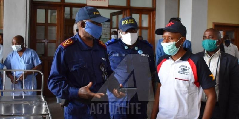 Le gouverneur de la province du Nord Kivu, Carly Kasivita en discussion un officier de la police nationale