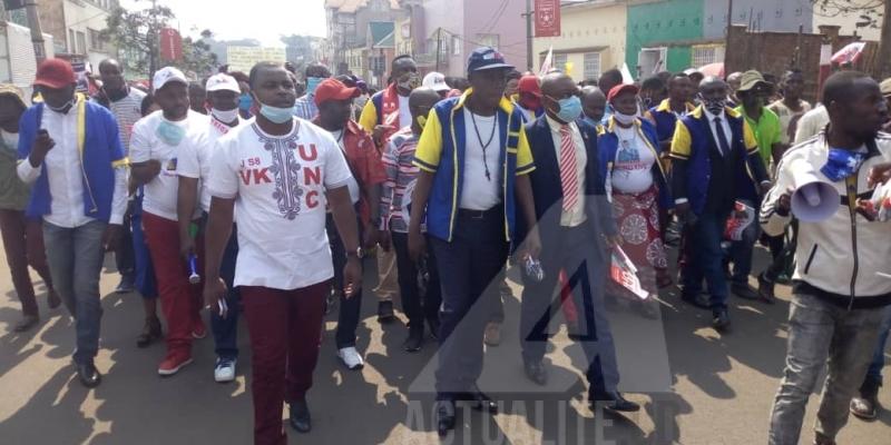 Les manifestants de l'UNC à Bukavu se dirigeant vers le gouvernorat de province/Ph. ACTUALITE.CD