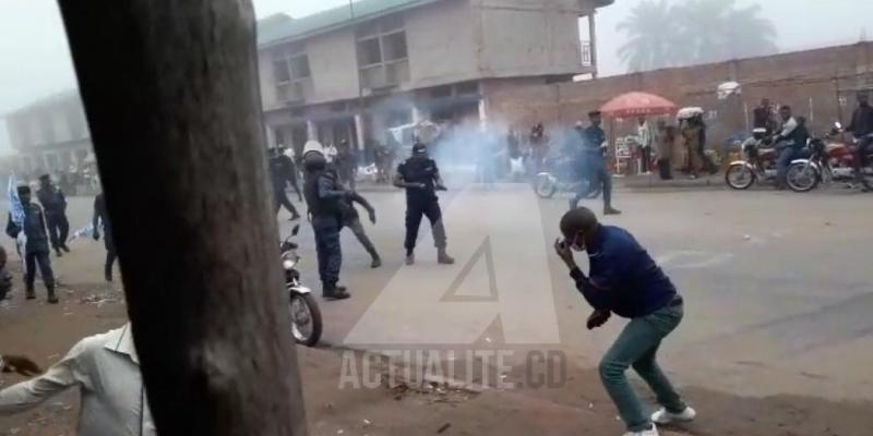 Police Nationale Congolaise, faisant usage de gaz lacrymogène pour disperser des manifestants. Ph/Actualite.cd