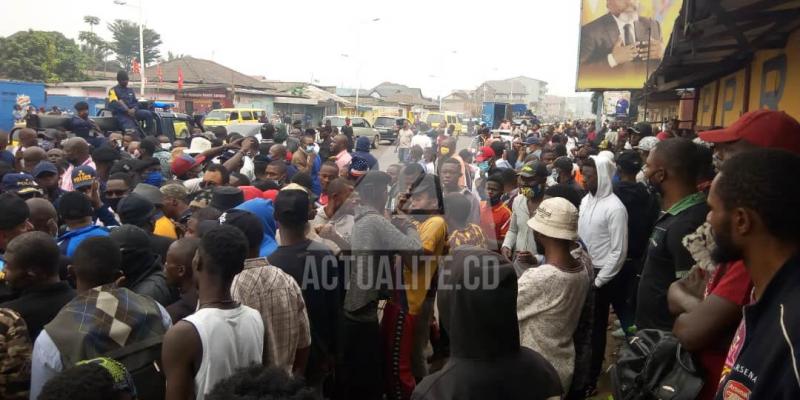Les militants du PPRD rassemblés au siège du parti sur l'avenue Sendwe à Kinshasa en attendant une marche/Ph ACTUALITE.CD