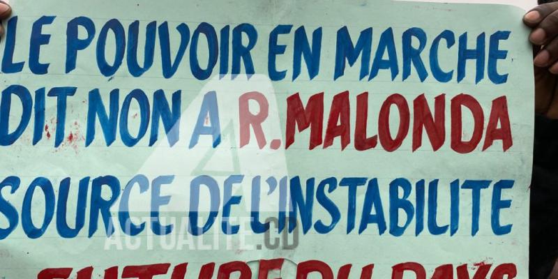 Illustration/Une pancarte brandie par un militant de l'UDPS au siège du parti à Kinshasa/Ph Christine Tshibuyi ACTUALITE.CD