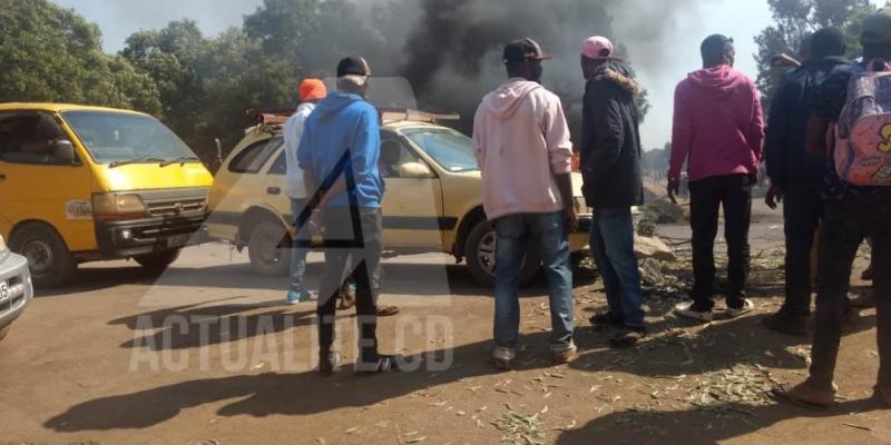 Militants de l'UDPS manifestant à Lubumbashi après découverte des 3 corps inertes de leurs collègues