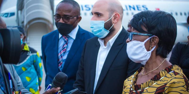 La ministre d'Etat des affaires étrangères Marie Tumba et Abed Achour à l'aéroport de N'djili accueillant les dépouilles de trois étudiants congolais décédés en Chypre/Ph droits tiers