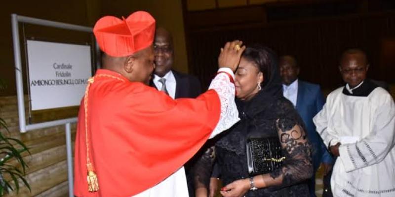 Cardinal Ambongo en train de bénir le couple présidentiel/Ph. Droits tiers 
