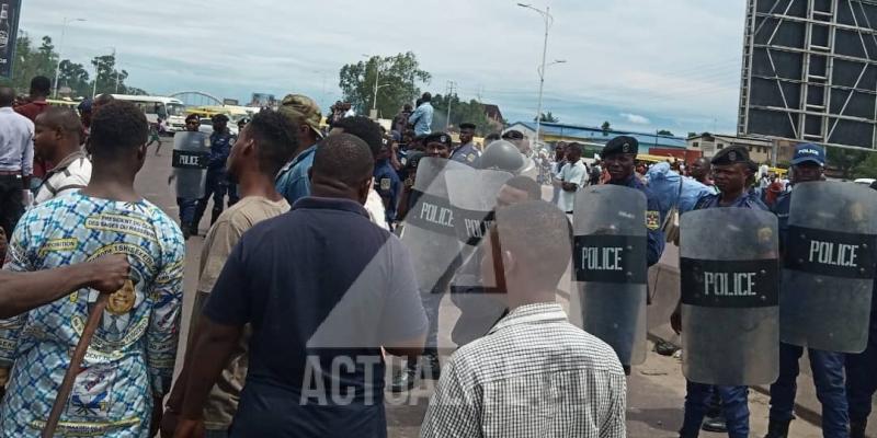 Les militants de l'UDPS manifestant devant le Palais du peuple/Ph ACTUALITE.CD