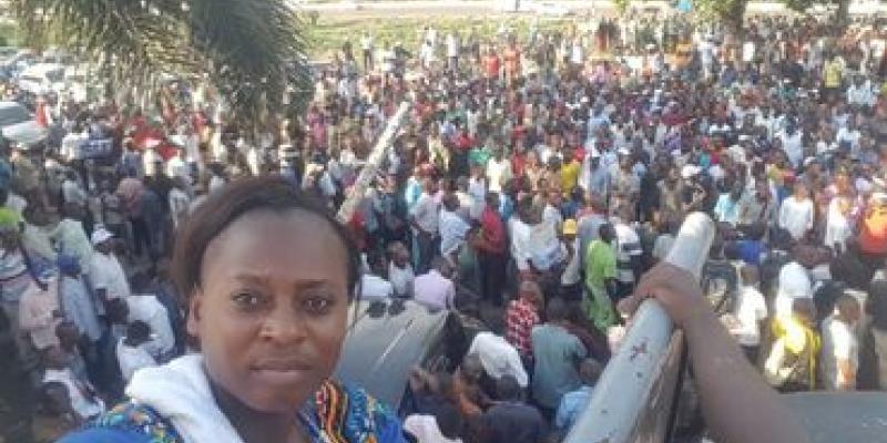 Lors des manifestations de contestation, Christine Tshibuyi suit les événements, compte les morts et les blessés, se met à couvert lorsque tire la police. - © Tous droits réservés