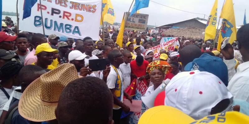 Les militants du FCC lors d'une marche à Bumba