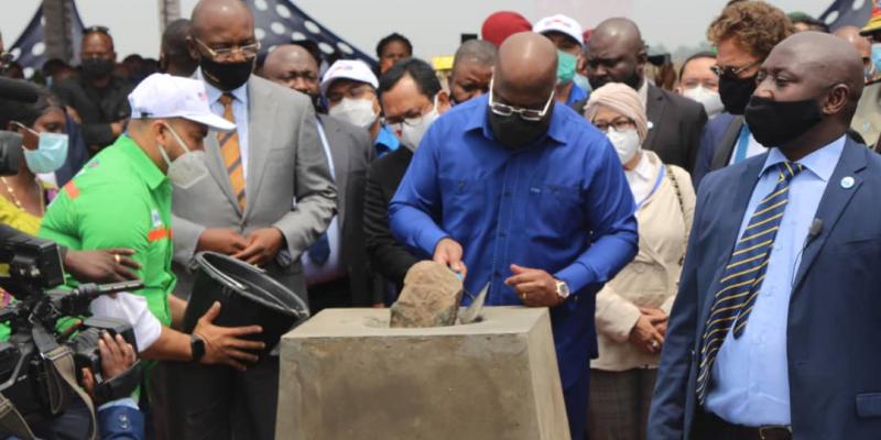 Félix Tshisekedi pose la première pierre pour la construction de Kinshasa Solar City. Photo droits tiers