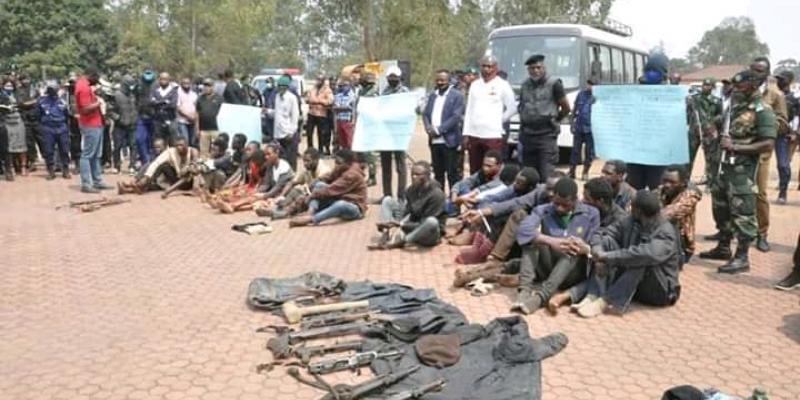 Présentation des présumés bandits armés au Gouverneur du Lualaba. Photo droits tiers.