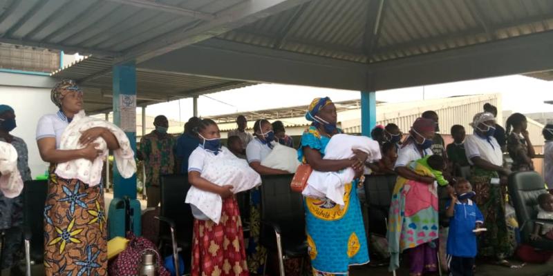 Des femmes sorties de la maternité à l’hôpital provincial du Nord-Kivu à Goma