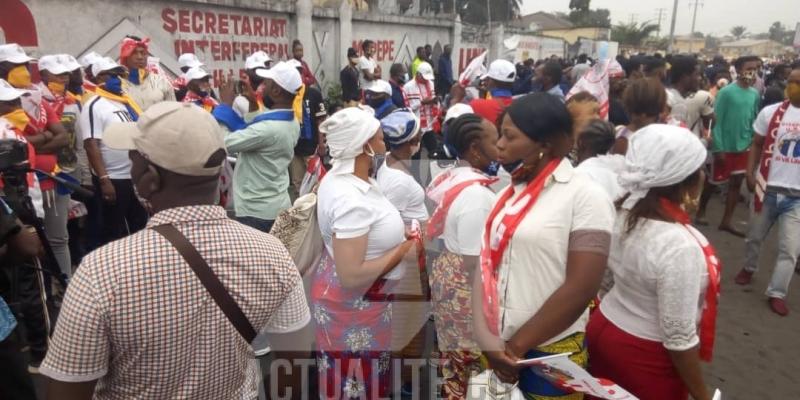 les militants de l'UNC au siège du parti avant le début de leur marche de soutien à Kamerhe