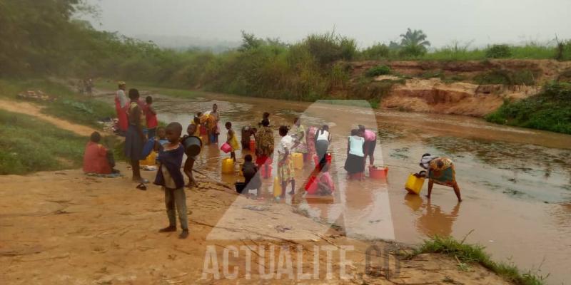 La population puisse de l'eau à la rivière Muya à Mbuji-Mayi. Ph. ACTUALITE.CD/Jeanne-Mari Molly Mupela