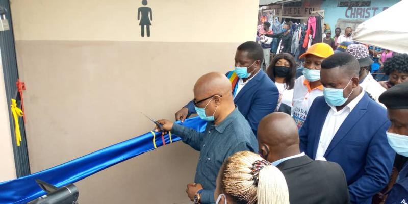 Inauguration des toilettes publiques du marché Luko (Limete) par le député national Godard Motemona