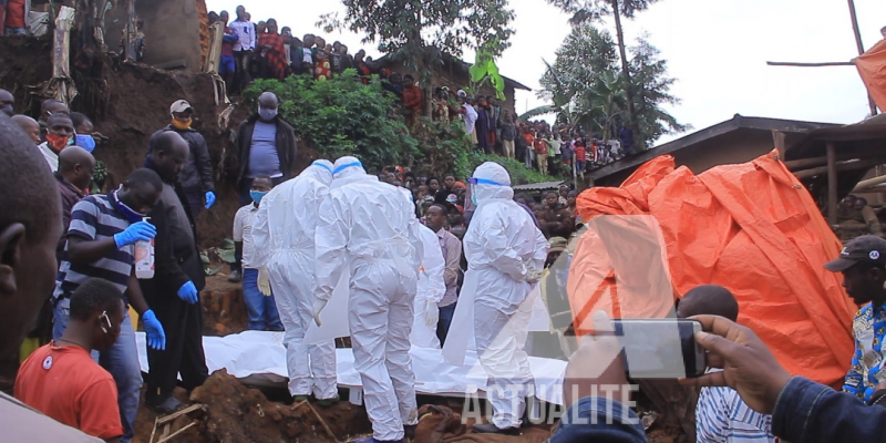 Les secouristes de la Croix-rouge sur le lieu de l'écroulement du mur qui a fait deux morts à Butembo/Ph ACTUALITE.CD 