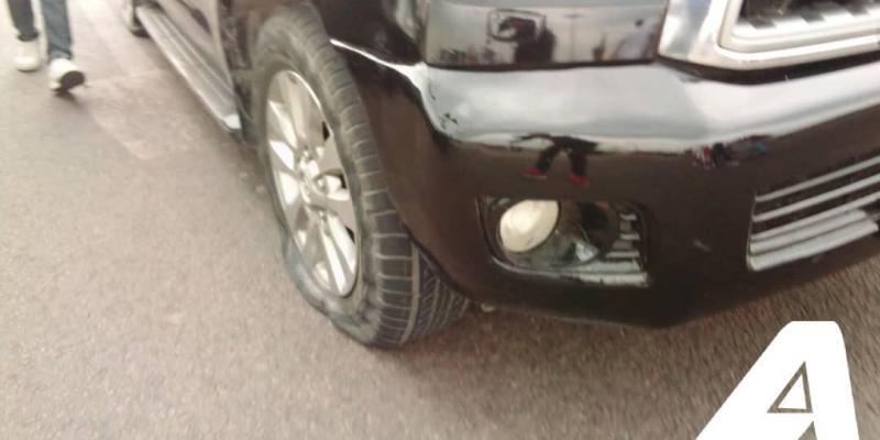 Les pneux de la jeep de Martin Fayulu crevés. Photo ACTUALITE.CD