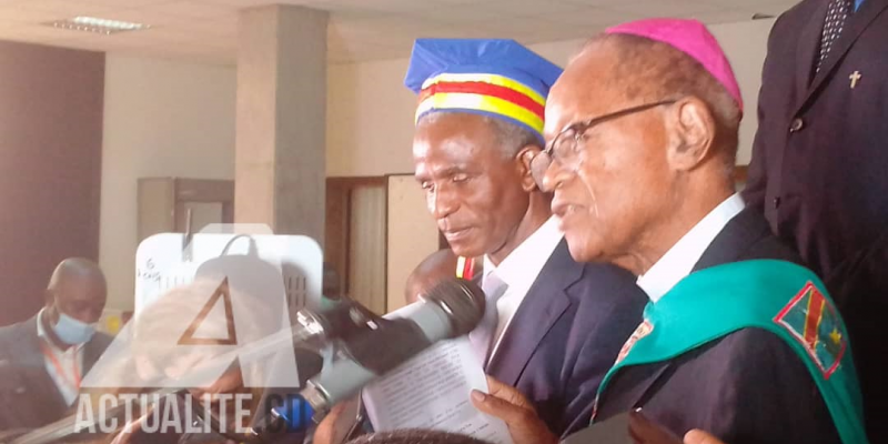 Le recteur de l’UNILU Gilbert Kishiba et Mgr Tharcisse Tshibangu après consultations présidentielles/Ph ACTUALITE.CD
