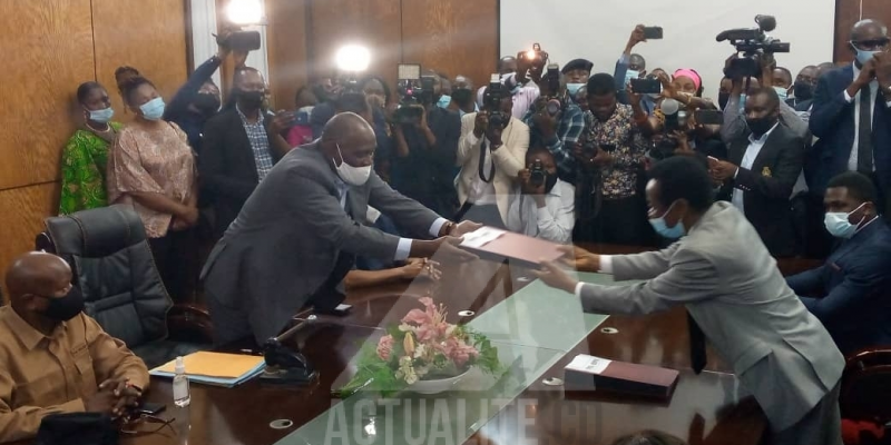 Remise et reprise entre l'équipe Mabunda et le bureau d’âge/Ph ACTUALITE.CD