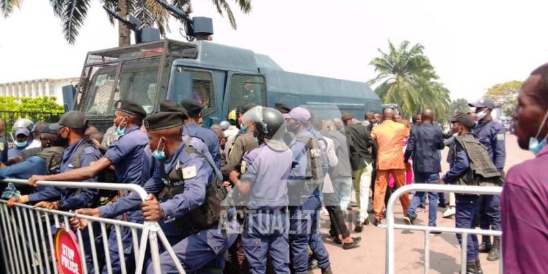 La police aux abors du palais du peuple. PH/ACTUALITE.CD.