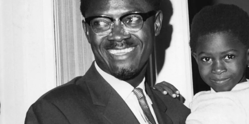 Patrice Lumumba, en famille, le 10 août 1960. © AP/Babout