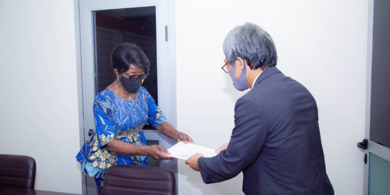 Le nouvel ambassadeur japonais en RDC présentant les copies de ses lettres de créance à la Minaffet/Ph droits tiers