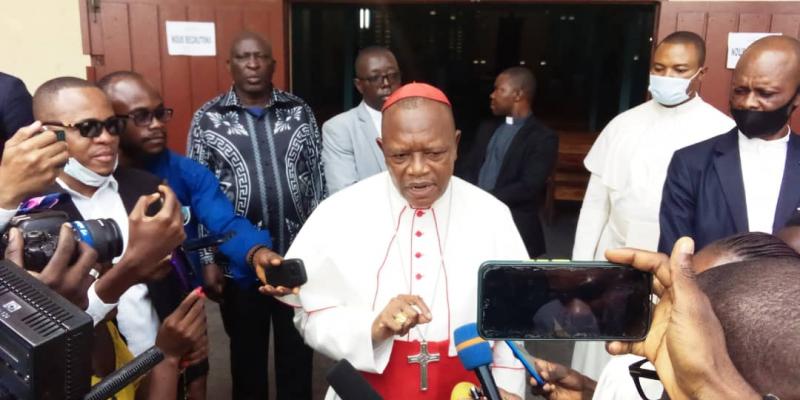 Fridolin Cardinal Ambongo devant la presse 