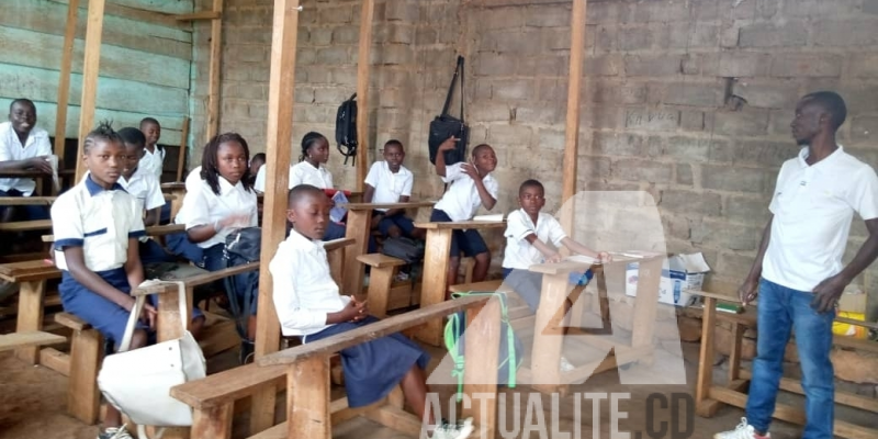 Un enseignant donnant cours dans une salle de classe à Beni/Ph ACTUALITE.CD