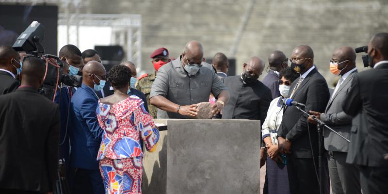 Pose de la pierre par le président Félix-Antoine Tshisekedi. Photo droits tiers
